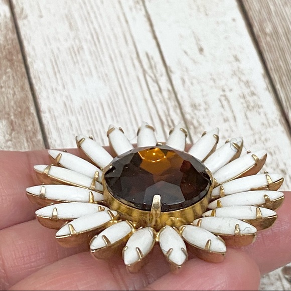 Vintage Unsigned White Milk Glass Daisy Flower Marquis Brooch - Picture 5 of 8